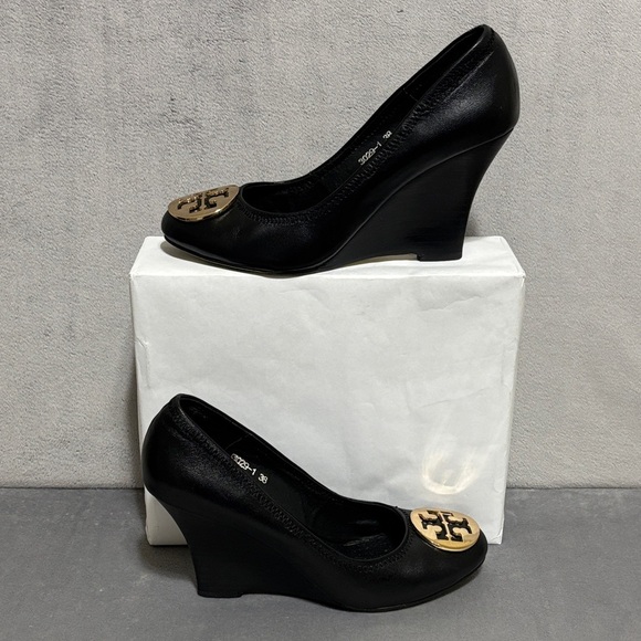 🔥🔥🔥Tory Burch Black and Gold Flats Iconic Design Size: 7.5US/ 38 EU🔥🔥🔥 - Picture 3 of 9